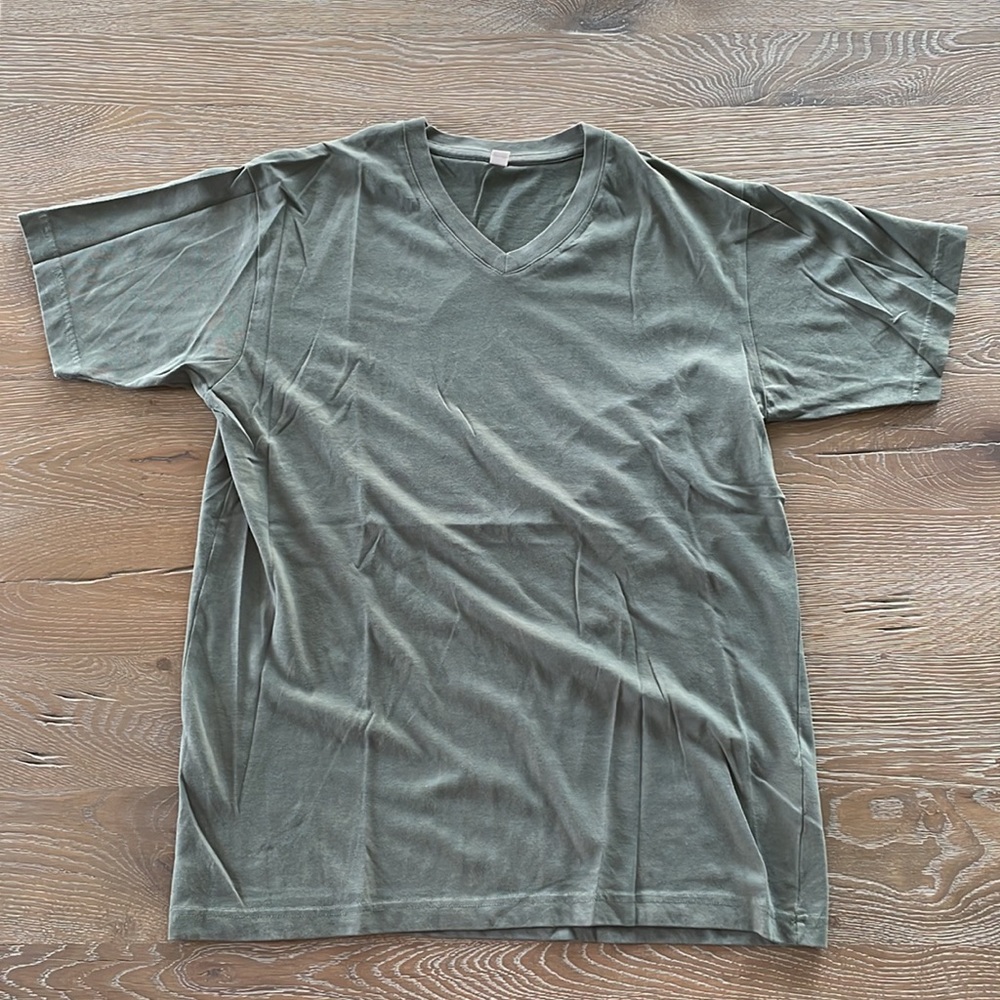 Men’s Uniqlo Short Sleeved V-Neck Tee | Medium